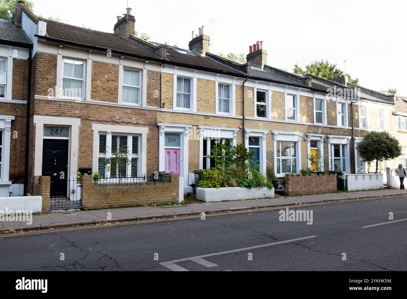 Rangée de maisons mitoyennes à l'extérieur sur Railton Road dans le quartier de Brixton octobre 2024 Londres Angleterre Royaume-Uni KATHY DEWITT Banque D'Images