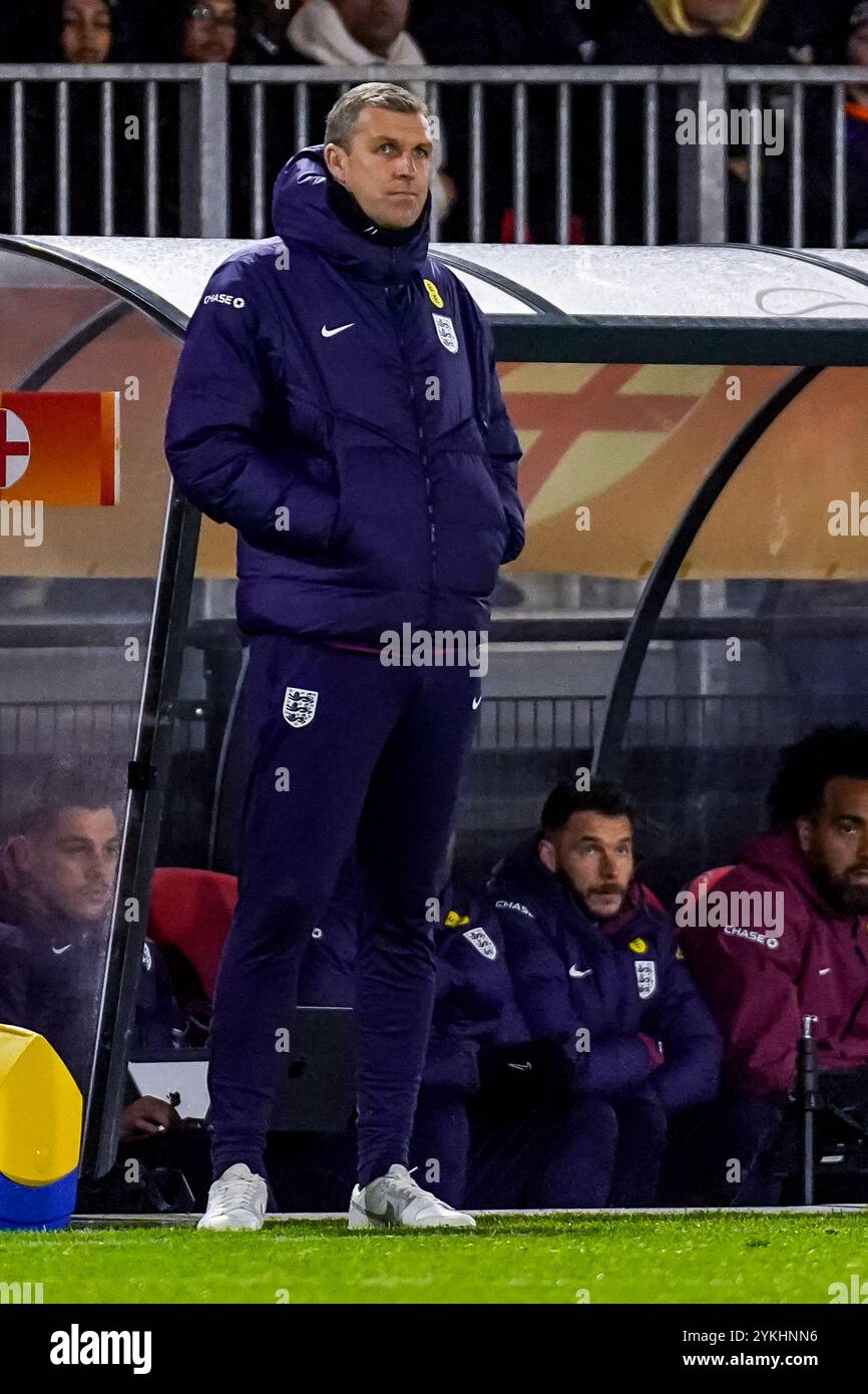 Almere, pays-Bas. 18 novembre 2024. ALMERE, PAYS-BAS - 18 NOVEMBRE : L'entraîneur-chef Ben Futcher, de l'Angleterre U21, regarde pendant le match amical international entre les pays-Bas U21 et l'Angleterre U21 au stade Yanmar le 18 novembre 2024 à Almere, pays-Bas. (Photo de Pieter van der Woude/Orange Pictures) crédit : Orange pics BV/Alamy Live News Banque D'Images