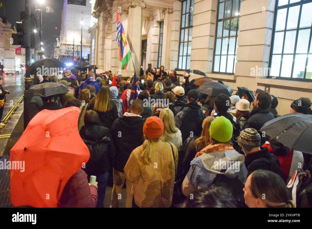 Londres, Angleterre, Royaume-Uni. 18 novembre 2024. Des foules se rassemblent devant la haute Commission néo-zélandaise pour protester contre le projet de loi sur les principes des traités en Nouvelle-Zélande qui redéfinirait le Traité de Waitangi vieux de 184 ans, également appelé te Tiriti, le traité fondateur entre le peuple indigène maori et les Britanniques. (Crédit image : © Vuk Valcic/ZUMA Press Wire) USAGE ÉDITORIAL SEULEMENT! Non destiné à UN USAGE commercial ! Banque D'Images