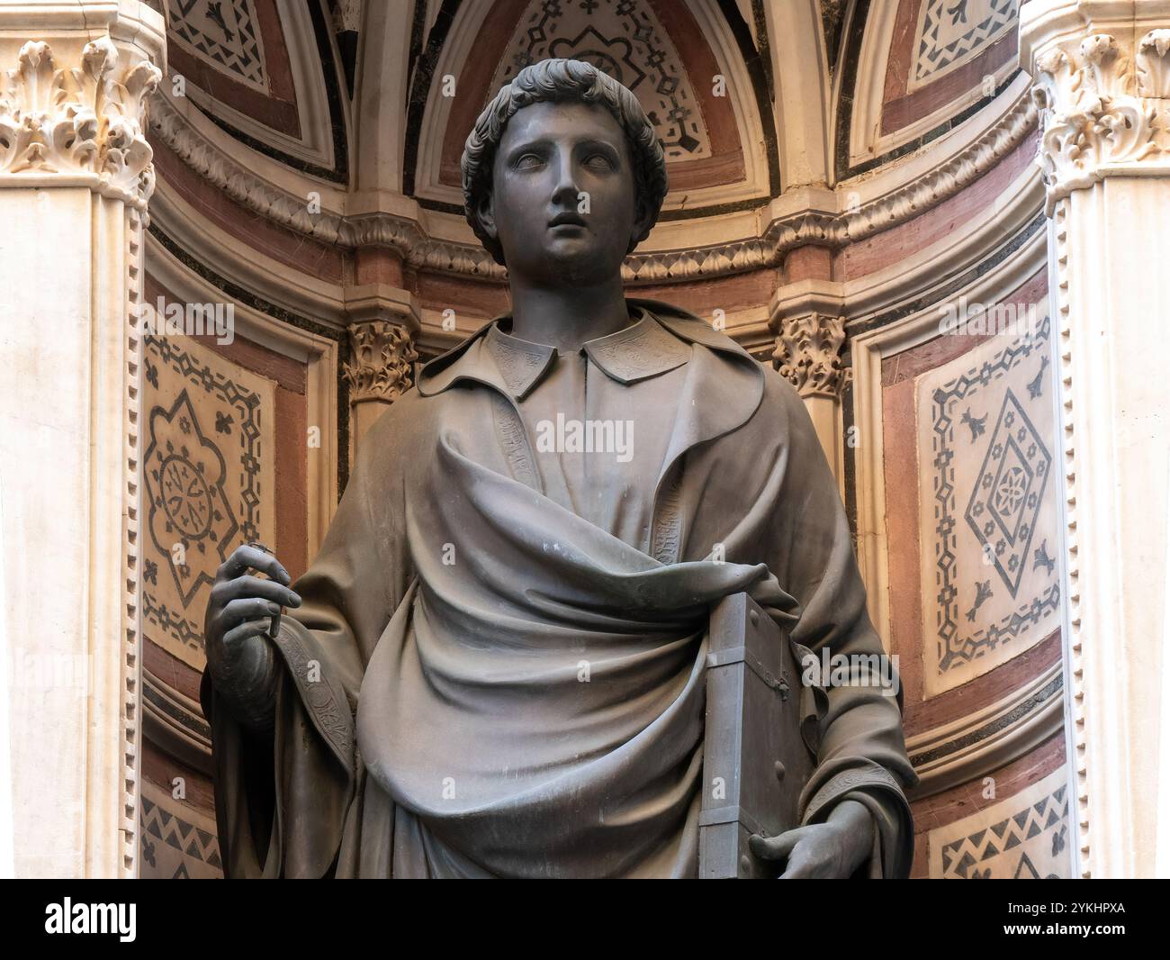La statue de Stephen 1427-1428 de Lorenzo Ghiberti dans les niches extérieures de l'église d'Orsanmichele à Florence. Banque D'Images