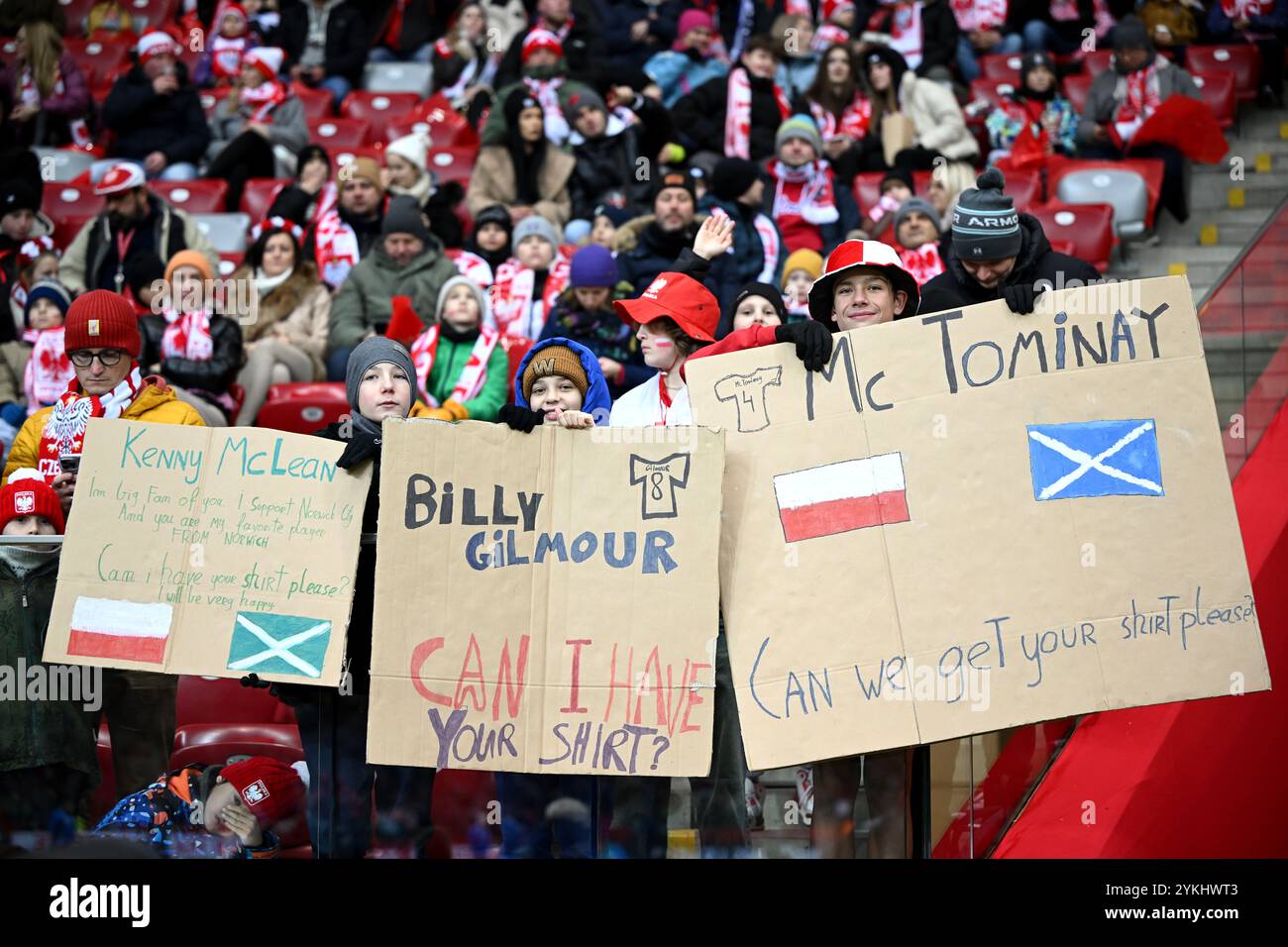 Les fans brandissent des pancartes demandant aux joueurs de leur donner des maillots avant le match du Groupe A1 de l'UEFA Nations League au stade PGE Narodowy de Varsovie. Date de la photo : lundi 18 novembre 2024. Banque D'Images