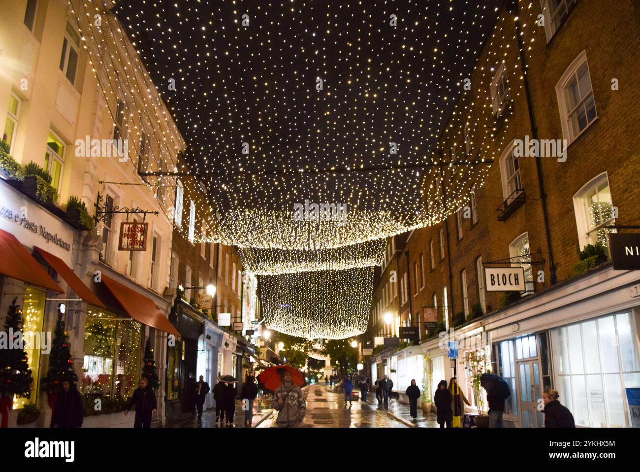 Londres, Royaume-Uni. 18 novembre 2024. Lumières de Noël à Seven Dials à Covent Garden. Crédit : Vuk Valcic/Alamy Live News Banque D'Images