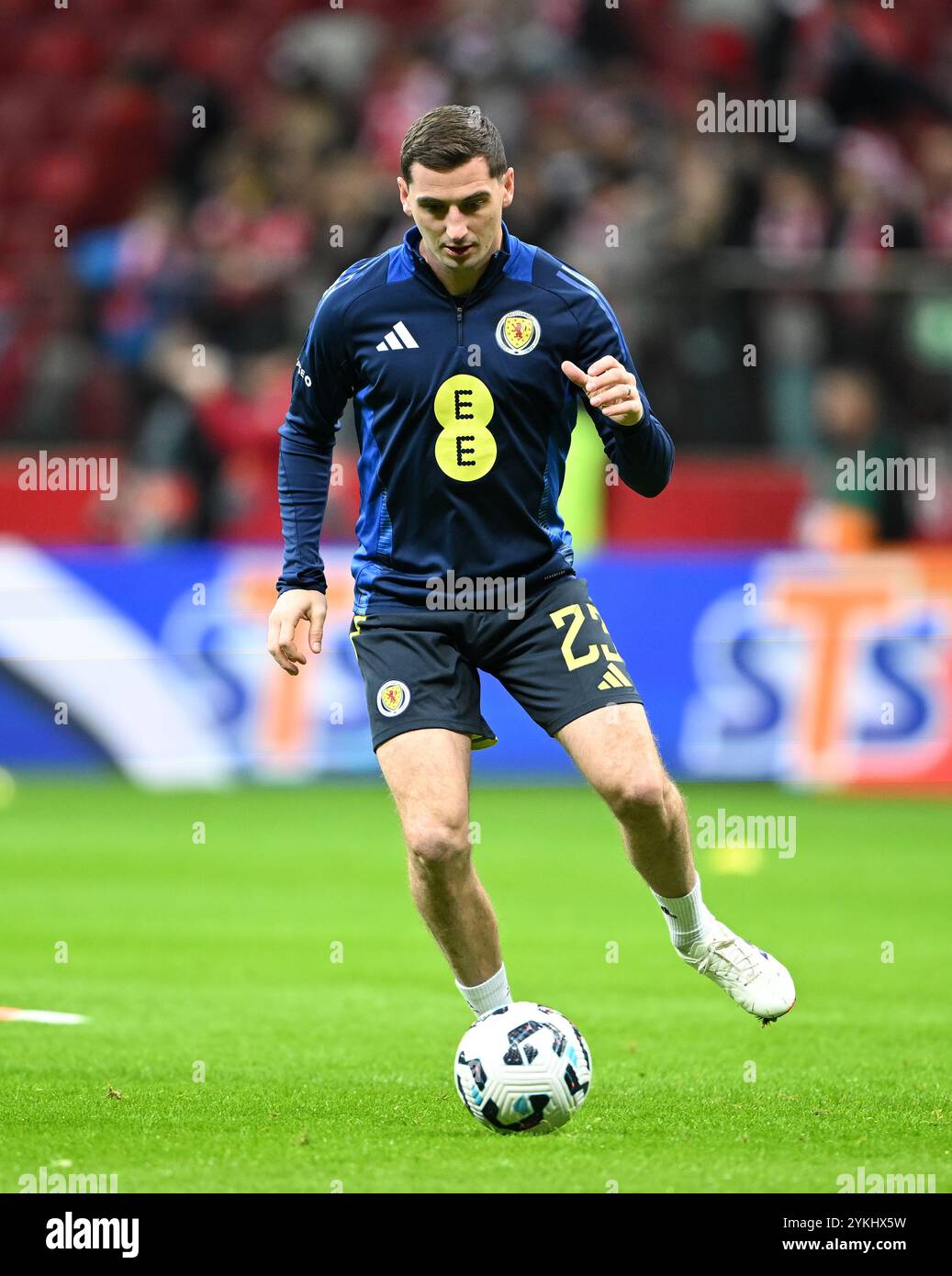 L'écossais Kenny McLean s'échauffe avant le match du Groupe A1 de l'UEFA Nations League au stade PGE Narodowy de Varsovie. Date de la photo : lundi 18 novembre 2024. Banque D'Images