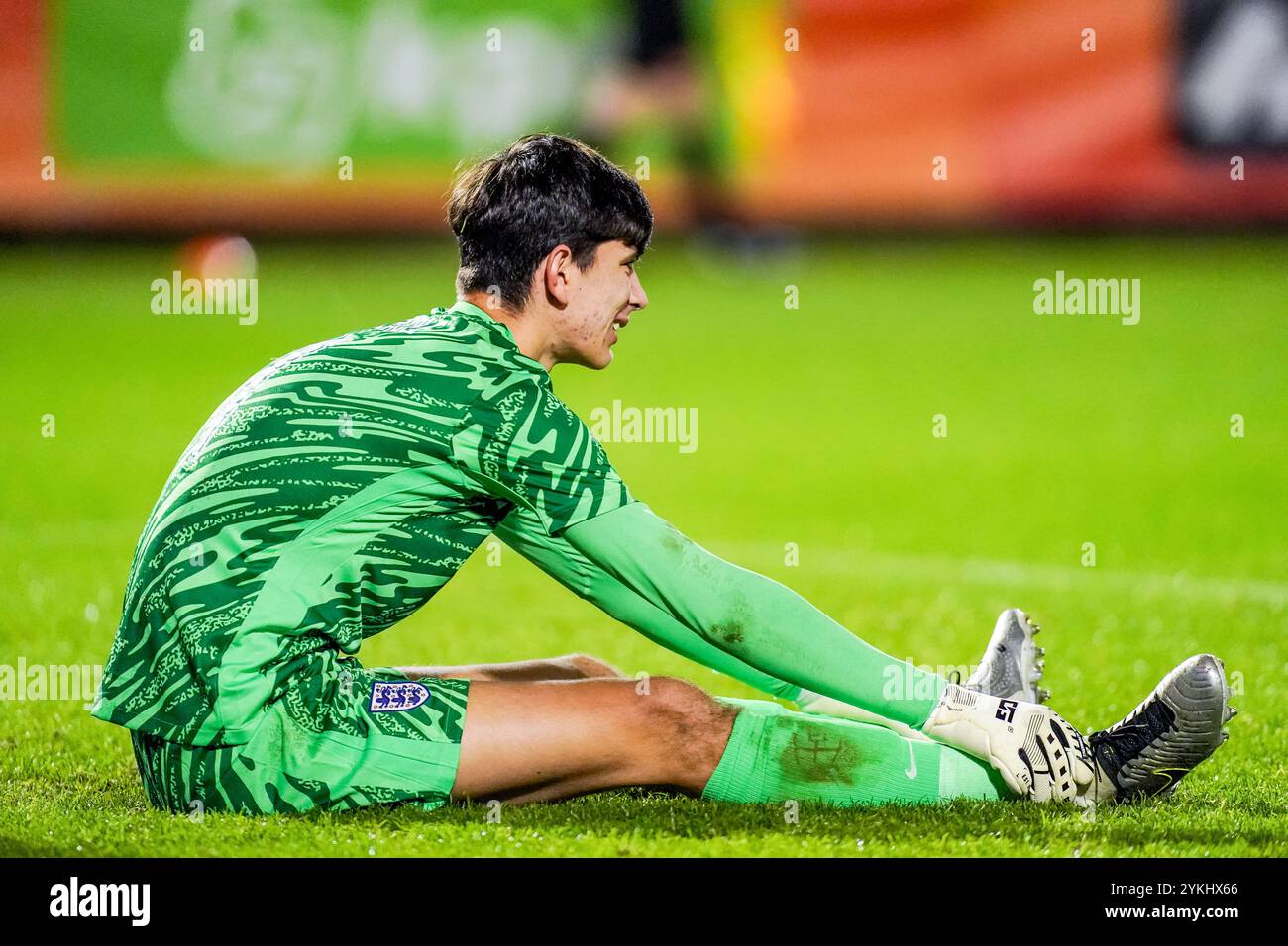 Almere, pays-Bas. 18 novembre 2024. ALMERE, PAYS-BAS - 18 NOVEMBRE : le gardien de but James Beadle de l'Angleterre U21 blessé lors du match amical international entre les pays-Bas U21 et l'Angleterre U21 au Yanmar Stadion le 18 novembre 2024 à Almere, pays-Bas. (Photo de Pieter van der Woude/Orange Pictures) crédit : Orange pics BV/Alamy Live News Banque D'Images