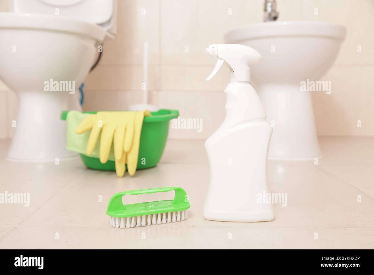 Cuvette de toilette blanche. Gros plan. Lutte contre les odeurs désagréables des toilettes fraîches. Modèle de désodorisant de toilette avec des huiles aromatiques hautement concentrées Banque D'Images