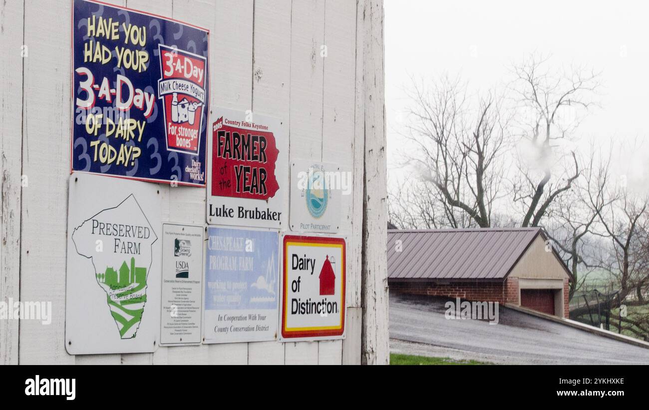 Brubaker Farms, est à la fois un journal intime et producteur d'énergie verte à Mount Joy, PA le 19 mars 2011. La ferme familiale appartenant à Luke, Mike et Tony Brubaker compte environ 850 vaches et 700 jeunes animaux, produisant 20 200 000 livres de lait l'an dernier. Elle compte 13 employés à temps plein et plus de 1 500 acres de terres agricoles. Leur digesteur de méthane a été rendu possible grâce à une subvention du programme REAP (rural Energy for America) du Département de l'Agriculture des États-Unis (USDA) qui a fourni une part des coûts de l'achat du digesteur. Il peut traiter plus de 41 859 tonnes métriques de déchets organiques, pour capter le méthane Banque D'Images