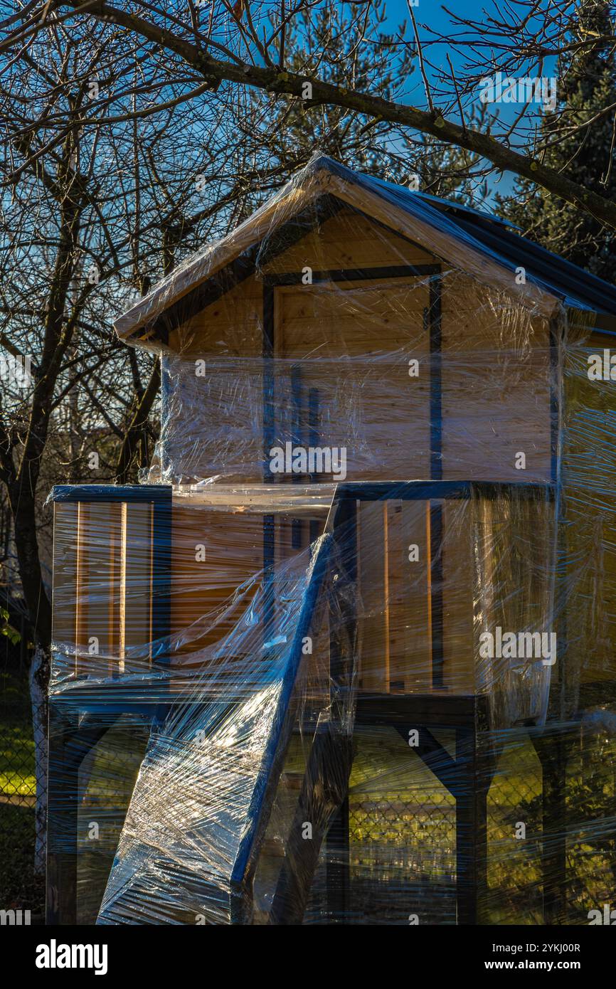 Une maison d'arbre en bois pour les enfants protégé contre la neige d'hiver et la pluie avec foilattractions pour les enfants, jouer avec les enfants, jouer maison Banque D'Images