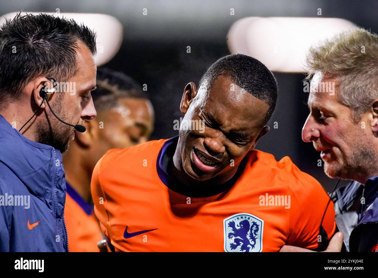 Almere, pays-Bas. 18 novembre 2024. ALMERE, PAYS-BAS - 18 NOVEMBRE : Neraysho Kasanwirjo des pays-Bas U21 quitte le terrain avec une blessure lors du match amical international entre les pays-Bas U21 et l'Angleterre U21 au stade Yanmar le 18 novembre 2024 à Almere, pays-Bas. (Photo de Pieter van der Woude/Orange Pictures) crédit : Orange pics BV/Alamy Live News Banque D'Images