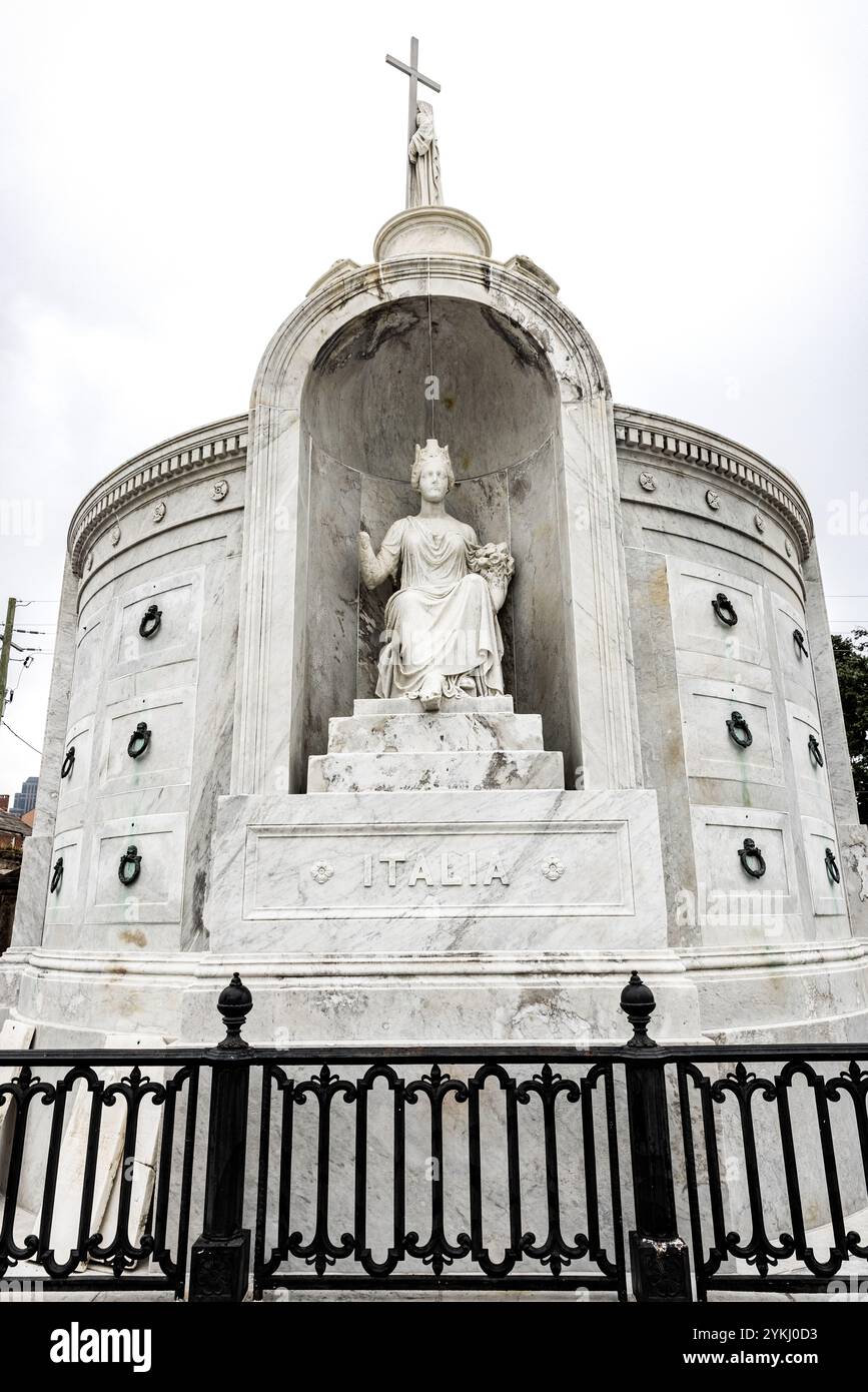 Le tombeau 'Italia' dans le cimetière Louis N° 1 à la Nouvelle-Orléans, Louisiane. Le dernier lieu de repos des membres de la Société mutuelle italienne de bienfaisance. Banque D'Images