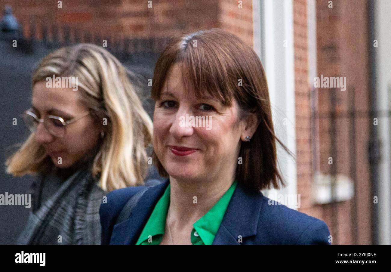 Londres, Angleterre, Royaume-Uni. 18 novembre 2024. La chancelière de l'Échiquier RACHEL REEVES quitte Downing Street. (Crédit image : © Tayfun Salci/ZUMA Press Wire) USAGE ÉDITORIAL SEULEMENT! Non destiné à UN USAGE commercial ! Banque D'Images