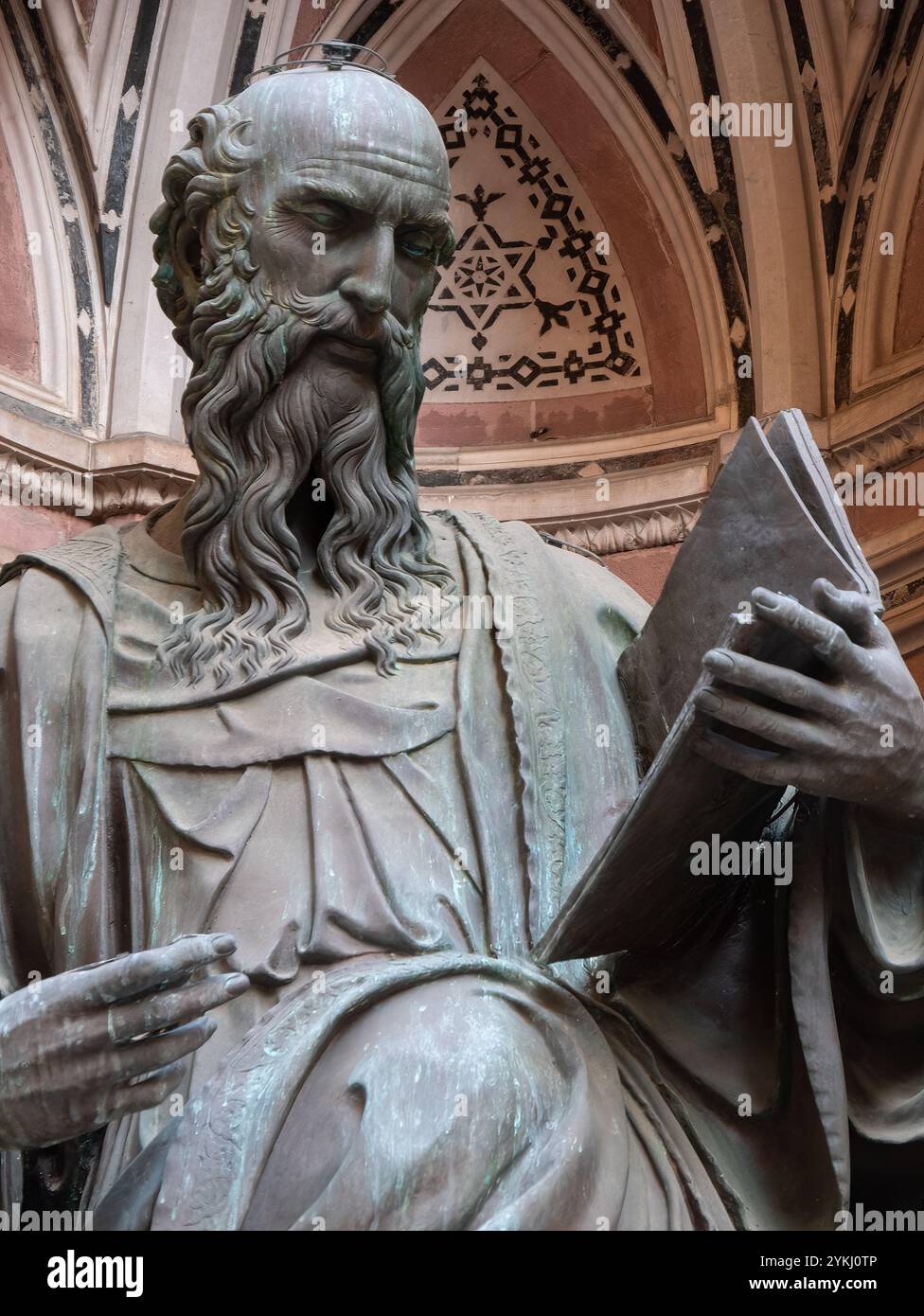La statue en bronze de Jean l'évangéliste de l'an 1515 par Baccio da Montelupo dans les niches extérieures de l'église d'Orsanmichele à Florenc Banque D'Images