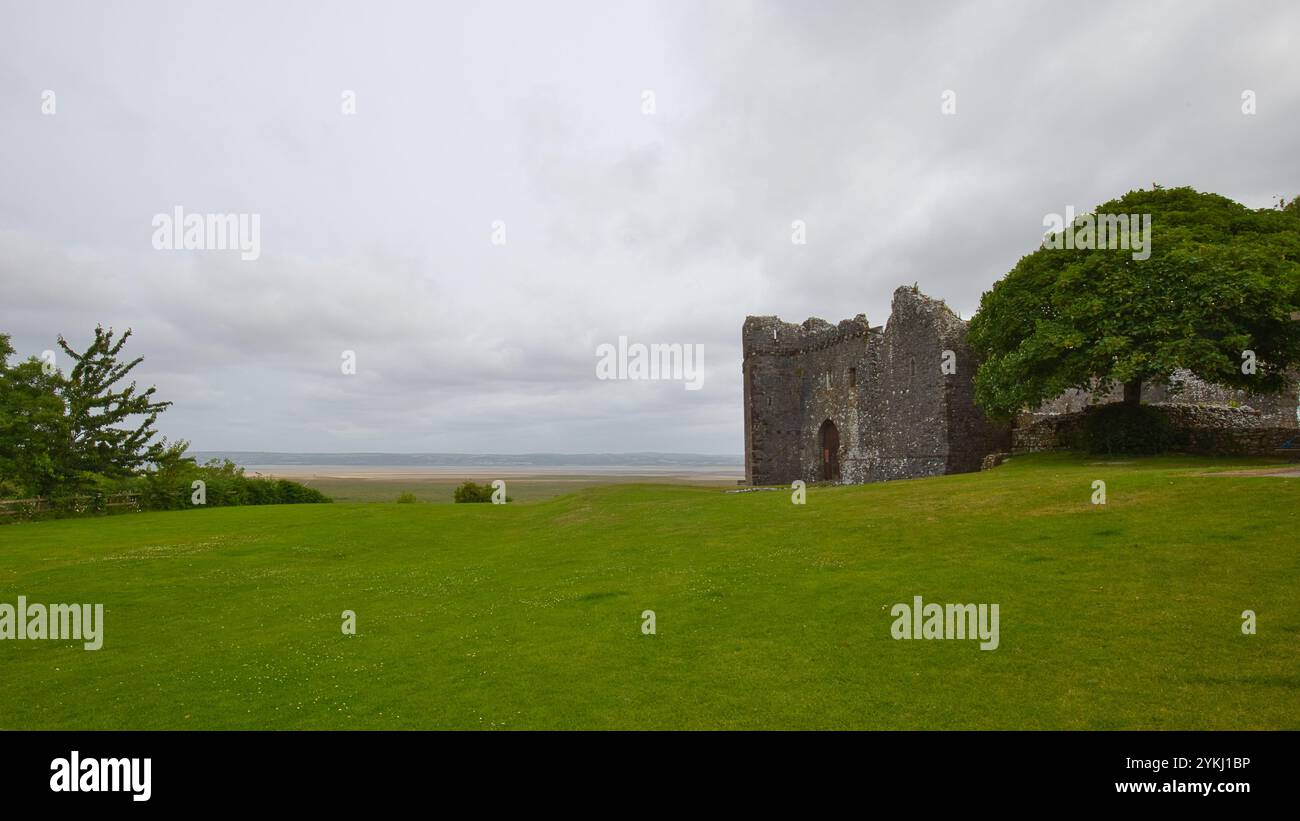 Le château de Weobley surplombe les marais et les vasières de la péninsule de Gower. Banque D'Images