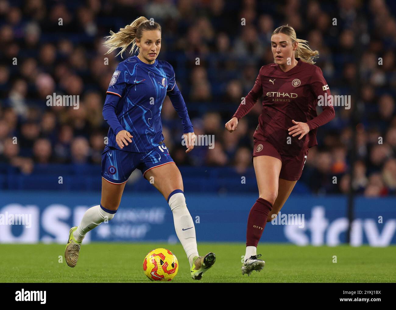 Londres, Royaume-Uni. 16 novembre 2024. Nathalie Bjorn de Chelsea avec le ballon devant Jill Roord de Manchester City lors du match de Super League féminine de la FA à Stamford Bridge, Londres. Le crédit photo devrait se lire : Paul Terry/Sportimage crédit : Sportimage Ltd/Alamy Live News Banque D'Images