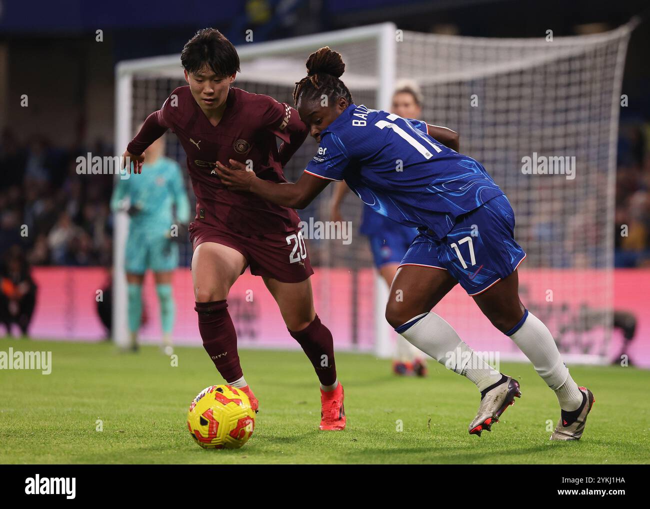 Londres, Royaume-Uni. 16 novembre 2024. Aoba Fujino de Manchester City et Sandy Baltimore de Chelsea disputent le ballon lors du match de Super League féminine de la FA à Stamford Bridge, Londres. Le crédit photo devrait se lire : Paul Terry/Sportimage crédit : Sportimage Ltd/Alamy Live News Banque D'Images