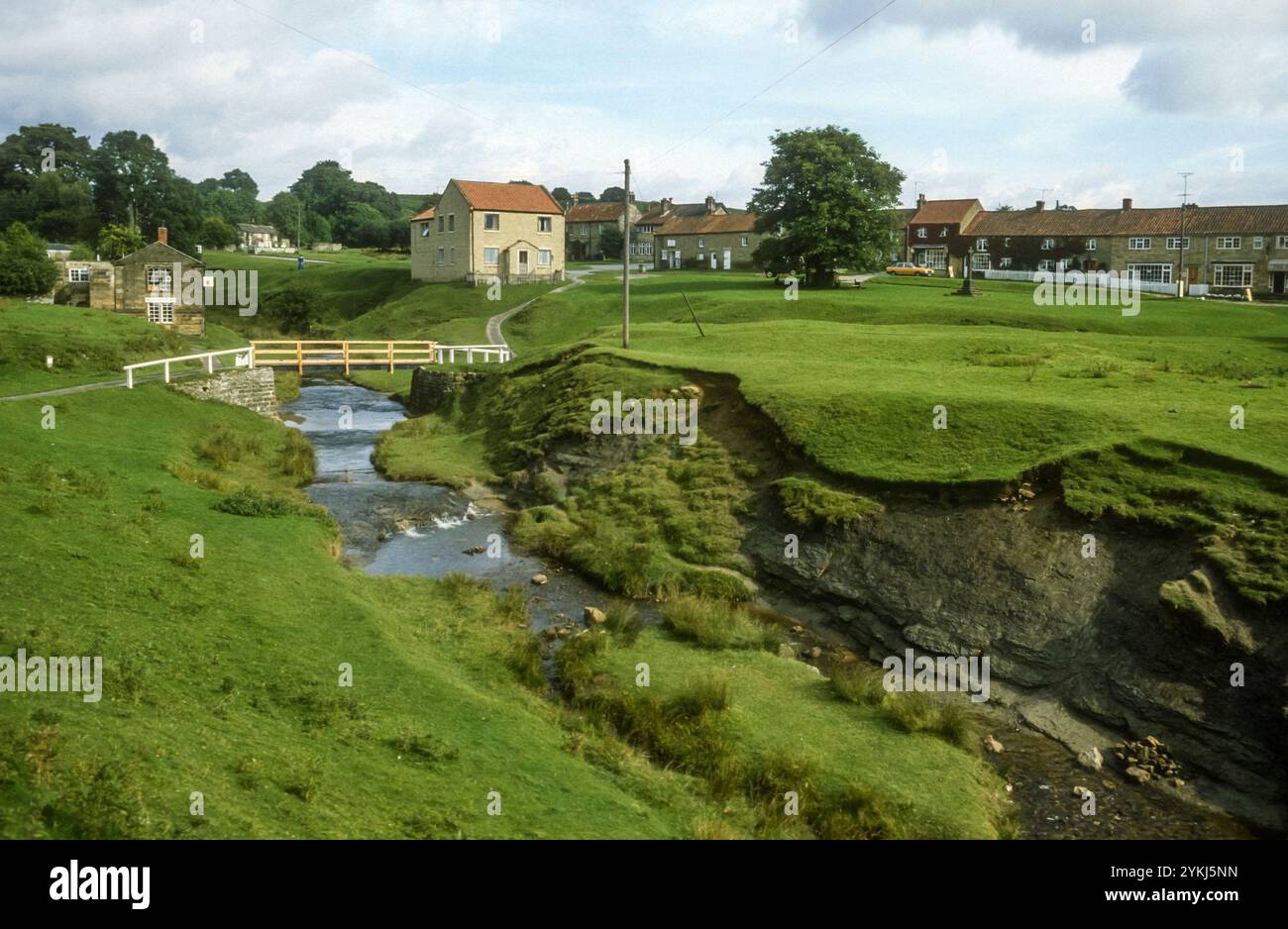 1982 photo d'archive du village de Hutton-le-Hole dans le North York Moors National Park. Banque D'Images