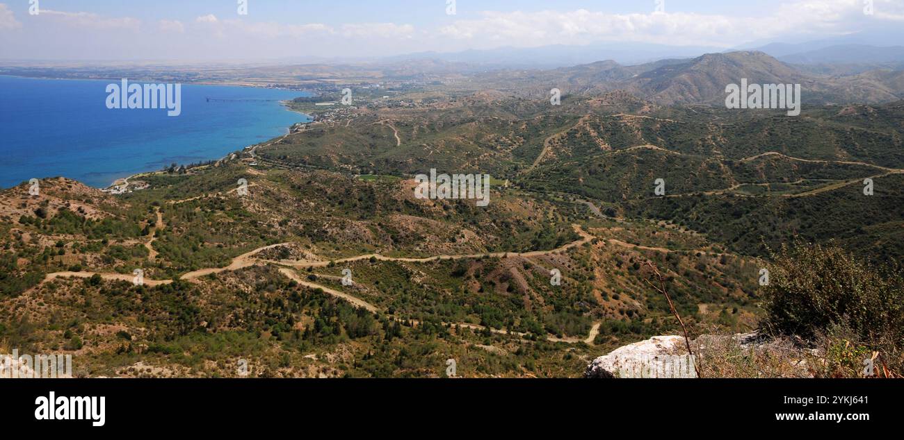 Une vue depuis la frontière turco-grecque de l'île de Chypre Banque D'Images