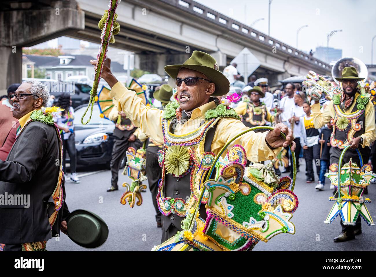 Membres du Sudan social and Pleasure Club dans la parade de deuxième ligne se déplaçant dans les rues du quartier Treme à la Nouvelle-Orléans, en Louisiane Banque D'Images