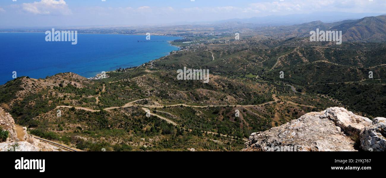 Une vue depuis la frontière turco-grecque de l'île de Chypre Banque D'Images