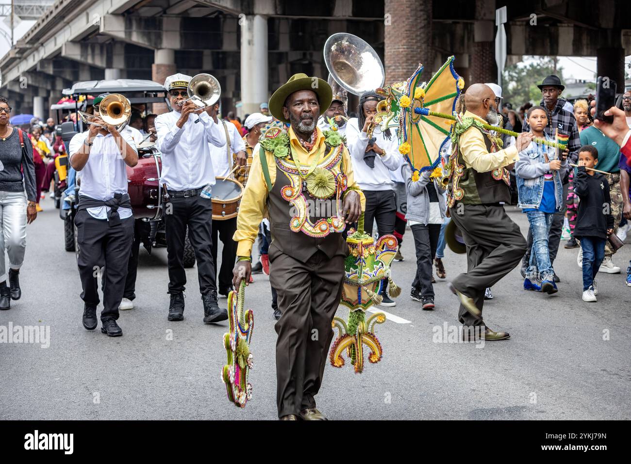 Membres du Sudan social and Pleasure Club dans la parade de deuxième ligne se déplaçant dans les rues du quartier Treme à la Nouvelle-Orléans, en Louisiane Banque D'Images