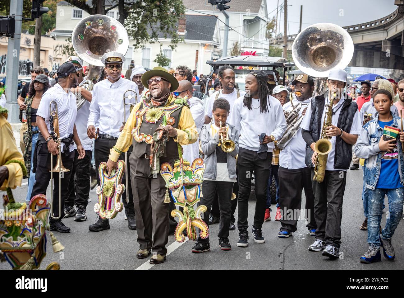 Membres du Sudan social and Pleasure Club dans la parade de deuxième ligne se déplaçant dans les rues du quartier Treme à la Nouvelle-Orléans, en Louisiane Banque D'Images