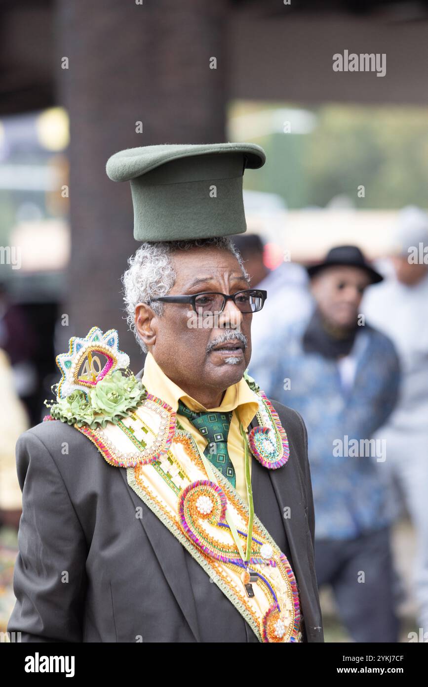 Un membre du Sudan social and Pleasure Club dans une parade de deuxième ligne se déplaçant dans les rues du quartier Treme à la Nouvelle-Orléans, en Louisiane. Banque D'Images