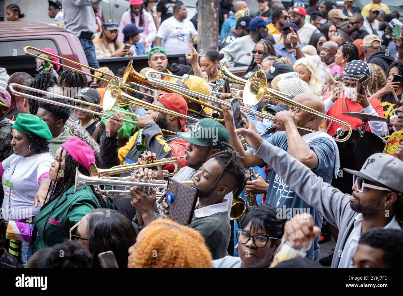 Un défilé second Line se déplaçant dans les rues du quartier Treme à la Nouvelle-Orléans, Louisiane. Banque D'Images