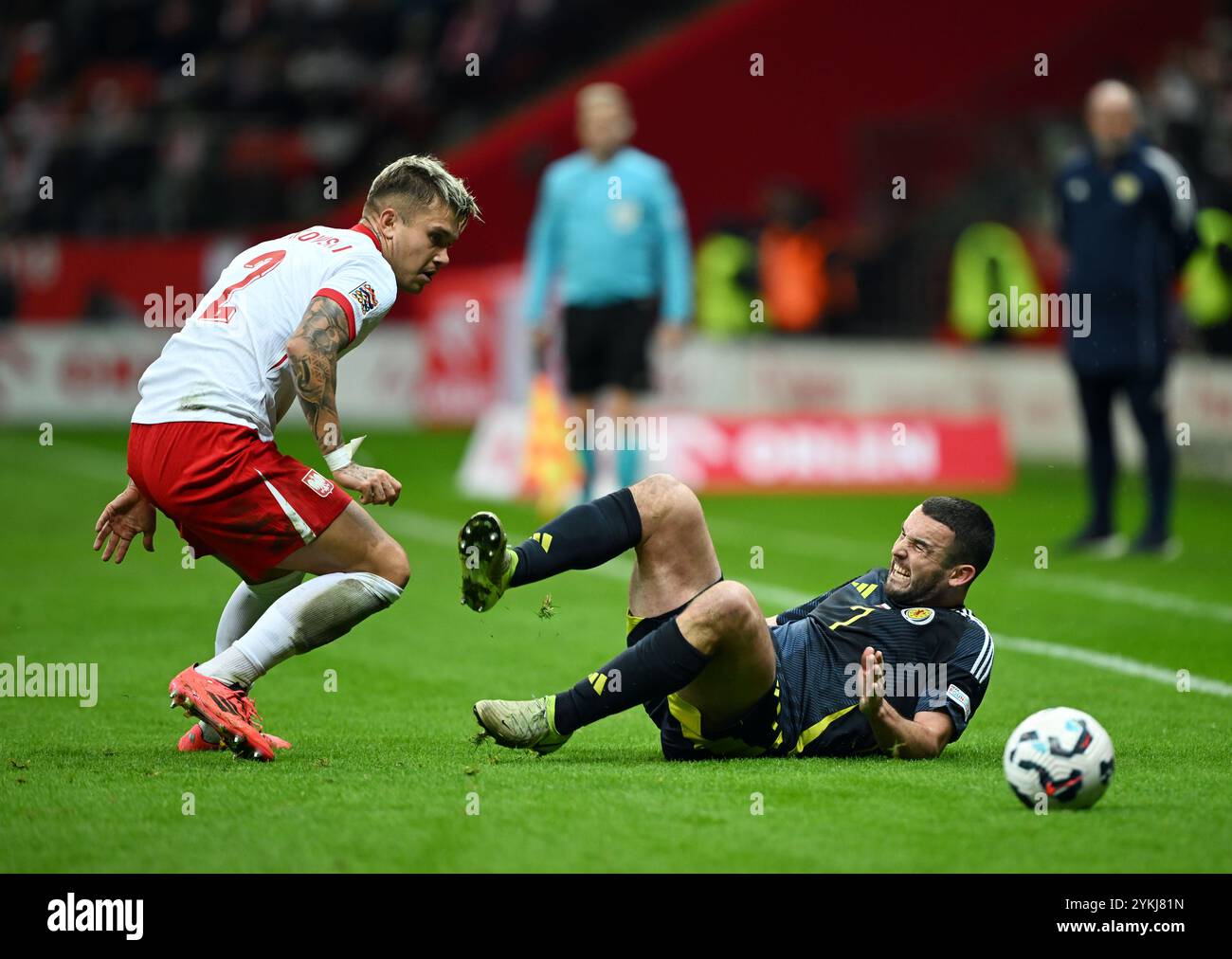 L'écossais John McGinn se met au sol après un défi lancé par le polonais Kamil Piatkowski lors du match du Groupe A1 de l'UEFA de la Ligue des Nations au stade PGE Narodowy de Varsovie. Date de la photo : lundi 18 novembre 2024. Banque D'Images