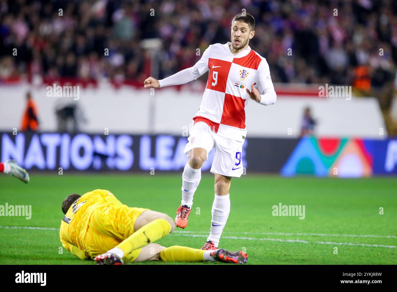 Split, Croatie. 18 novembre 2024. SPLIT, CROATIE - 18 NOVEMBRE : Andrej Kramaric, de Croatie, en action contre le gardien de but portugais Jose sa lpendant le match de l'UEFA Nations League 2024/25 League A Group A1 entre la Croatie et le Portugal au stade Poljud le 18 novembre 2024 à Split, Croatie. Photo : SIME Zelic/PIXSELL crédit : Pixsell/Alamy Live News Banque D'Images