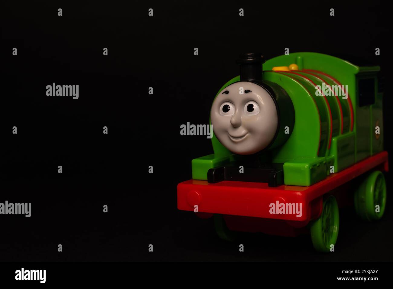 Figurine de locomotive à vapeur verte Thomas et ses amis isolée sur fond noir Banque D'Images