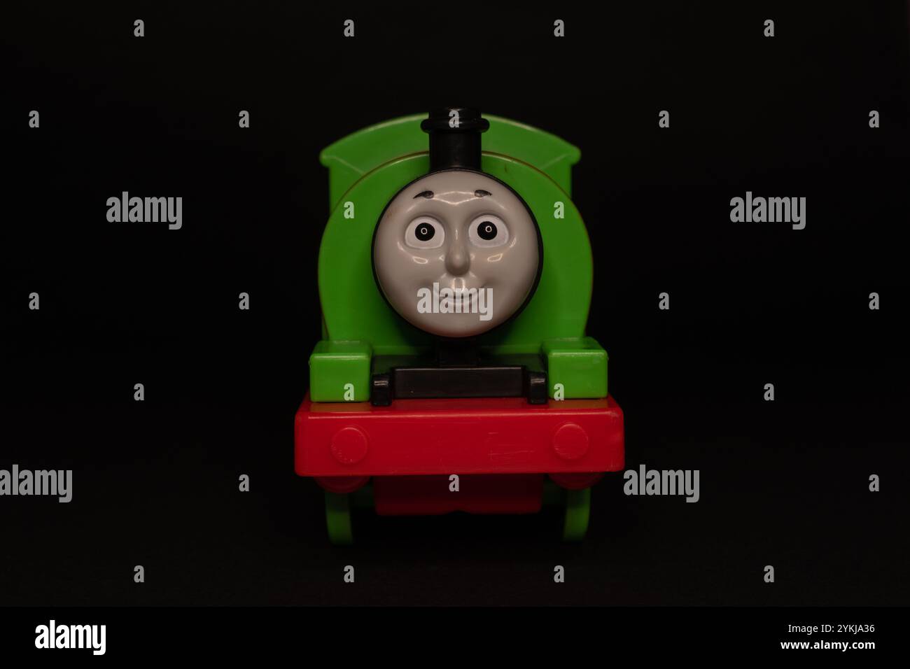 Train vert avec visage isolé au milieu d'un fond noir. Un personnage de locomotive à vapeur de la série télévisée thomas and Friends pour les enfants Banque D'Images