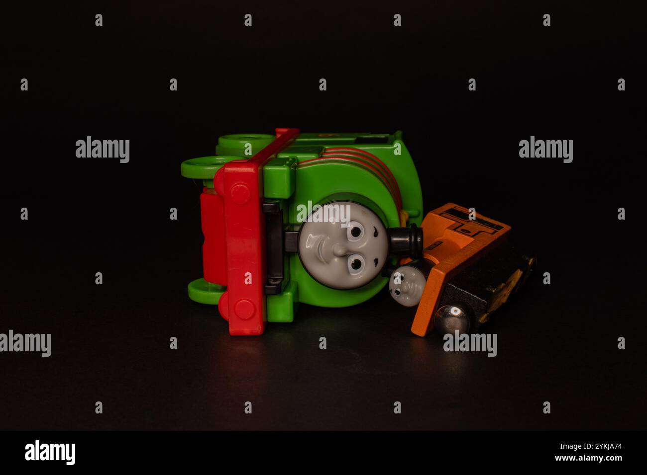 Jouets Percy et Duncan moteurs de chars couchés ensemble sur la surface sombre, Thomas et amis personnages Banque D'Images