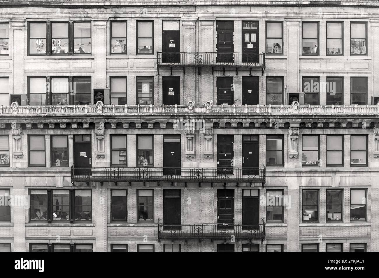 New York, New York - 6 novembre 2024 : mur avant d'un ancien immeuble de bureaux à Manhattan, New York États-Unis Banque D'Images