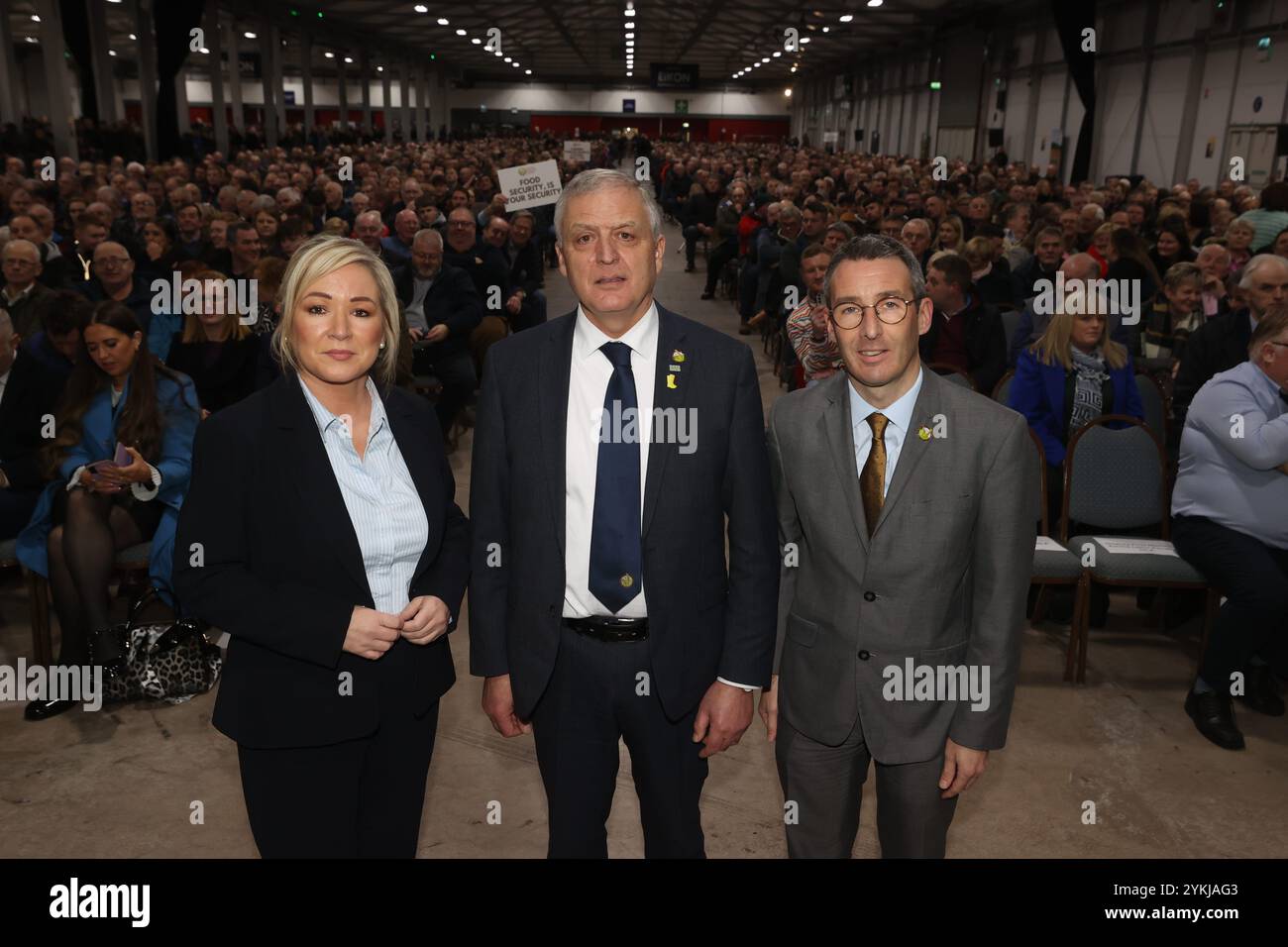 La première ministre d'Irlande du Nord Michelle O'Neill, avec William Irvine, président de l'Ulster Farmers' Union et ministre de l'Agriculture, de l'environnement et des Affaires rurales, Andrew Muir, lors du rassemblement de l'Ulster Farmers' Union au Eikob Exhibition Centre, Lisburn, Co Antrim. Les députés et les pairs d'Irlande du Nord se sont unis dans un appel au gouvernement pour qu'il repense les changements prévus aux droits de succession pour les agriculteurs. Date de la photo : lundi 18 novembre 2024. Banque D'Images