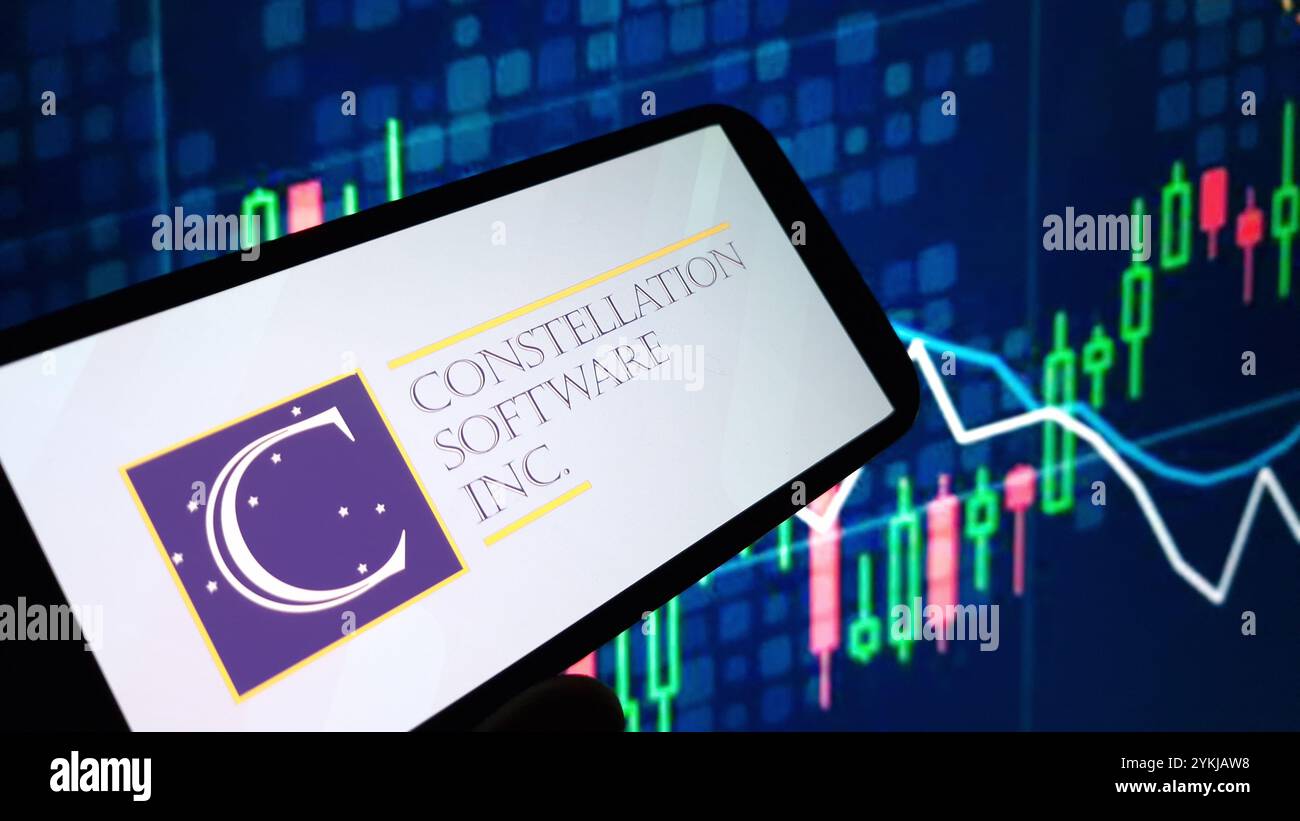 Konskie, Pologne - 18 novembre 2024 : logo de la société Constellation Software affiché sur le téléphone portable Banque D'Images