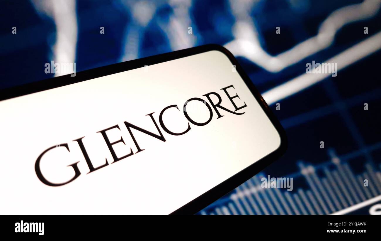 Konskie, Pologne - 18 novembre 2024 : logo de la société Glencore affiché sur le téléphone portable Banque D'Images