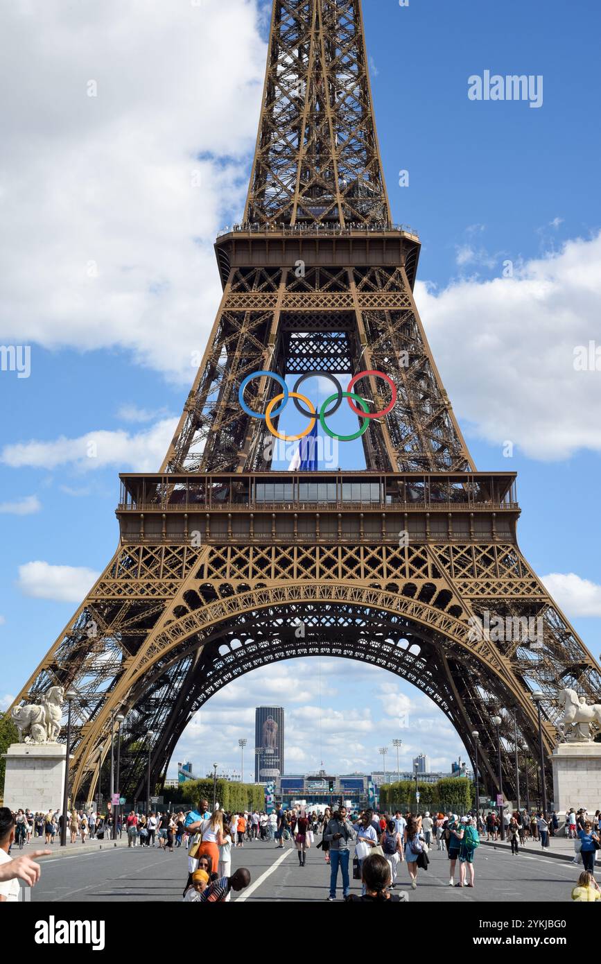 Paris, France - août 2024 Paris a accueilli les Jeux Olympiques cette année et le symbole olympique des anneaux est accroché au drapeau français sur la Tour Eiffel Banque D'Images