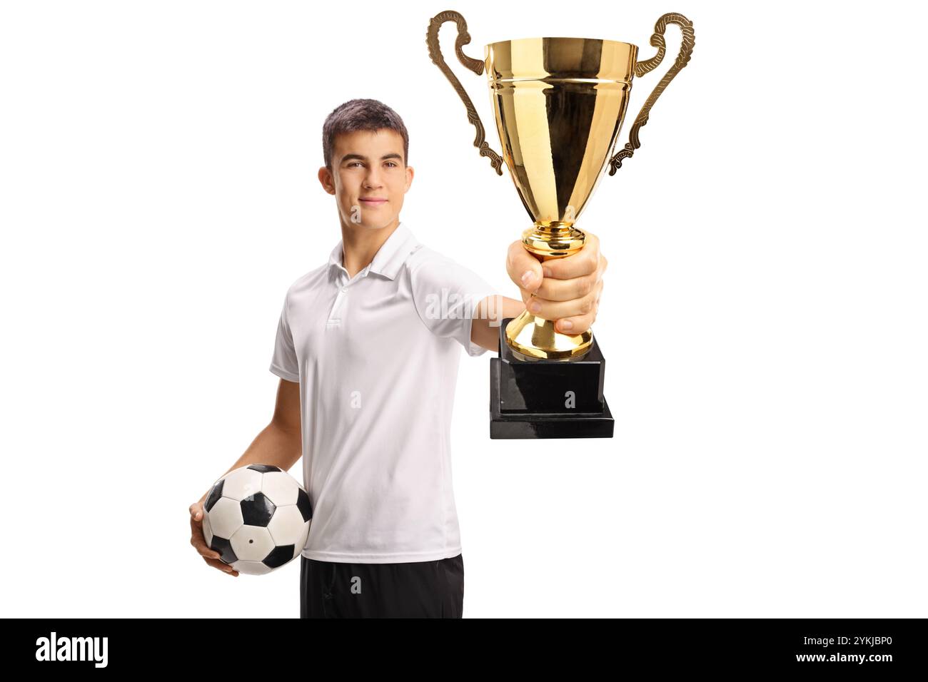 Gars tenant un ballon de football et montrant une coupe trophée en or isolé sur fond blanc Banque D'Images