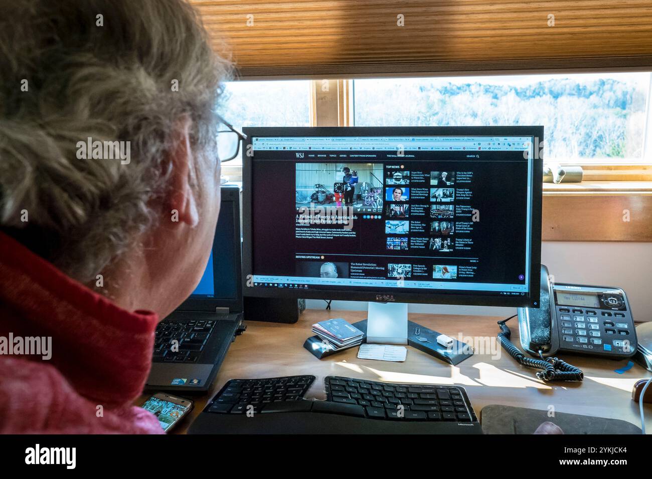 Consultant sécurité informatique Alec Wilder travaille à la maison son hotspot 4G, qui est souvent diminuait en streaming ou autres tâches internet difficile, voire impossible. Virginia's BARC Electric Cooperative ouvre la voie dans la région de Lexington en Virginie, l'installation de câbles à fibres optiques le réseau électrique existant, ce qui permettra de porter à haute vitesse à large bande fiable pour le secteur pour la première fois. Les zones rurales où les entreprises et les consommateurs résidentiels utiliser le service à large bande sont plus susceptibles de profiter de l'augmentation des revenus, le taux de chômage plus faible et une plus forte croissance que celles qui n'ont pas le haut débit. Parce qu'broadba Banque D'Images