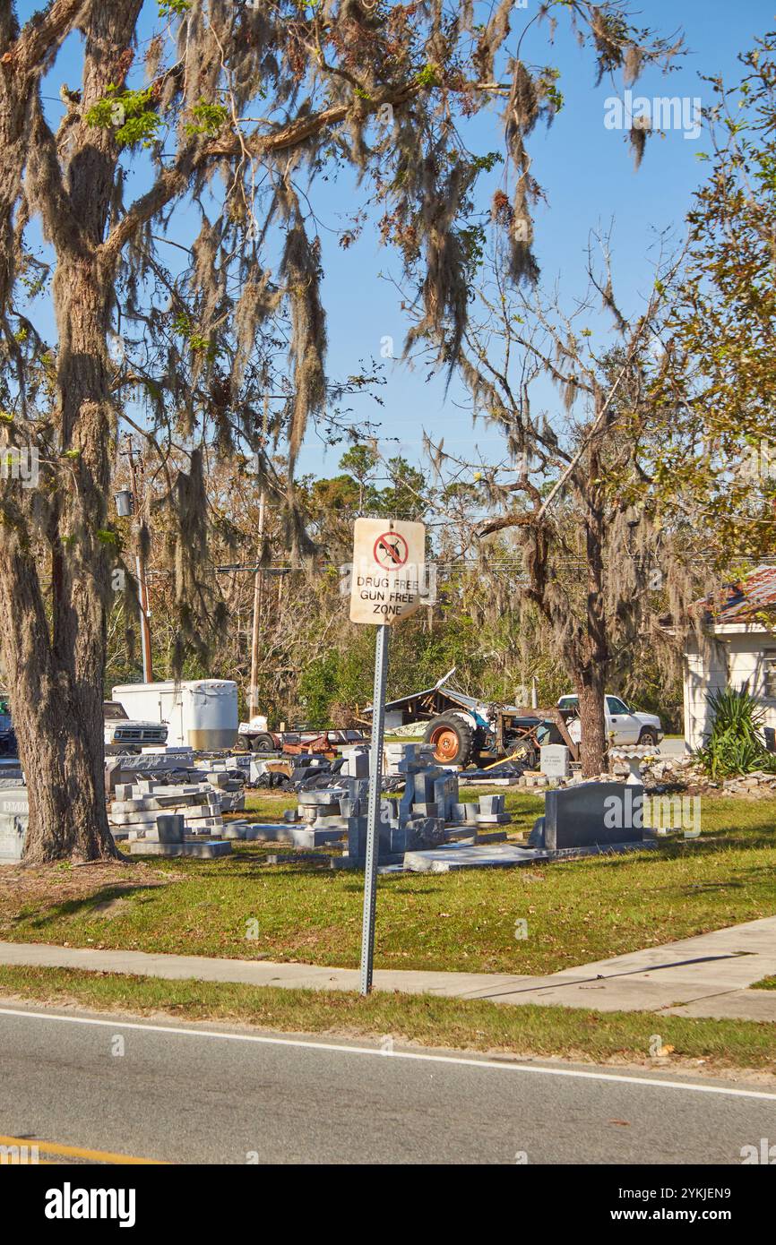 Drug Free Gun Free zone signe avec des pierres tombales dans le fond! Banque D'Images