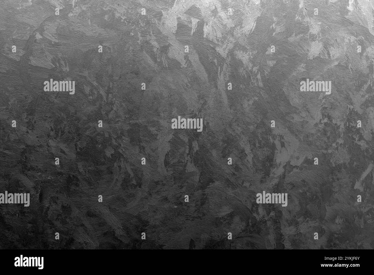 Mur noir recouvert de plâtre vénitien décoratif, vue frontale. Texture de la photo d'arrière-plan Banque D'Images