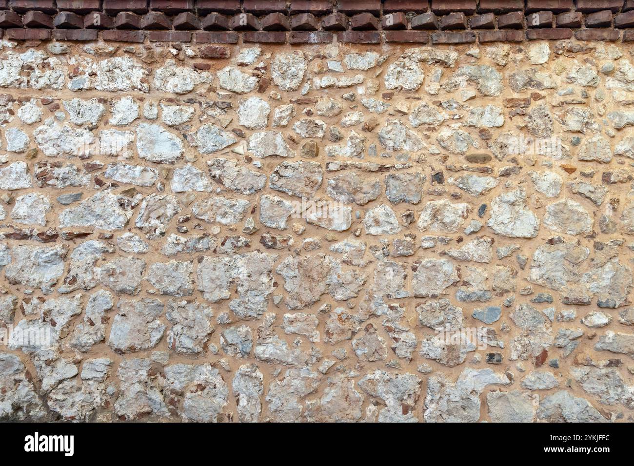 Vieux mur de pierre brute. Gros plan sur la texture de la photo d'arrière-plan Banque D'Images