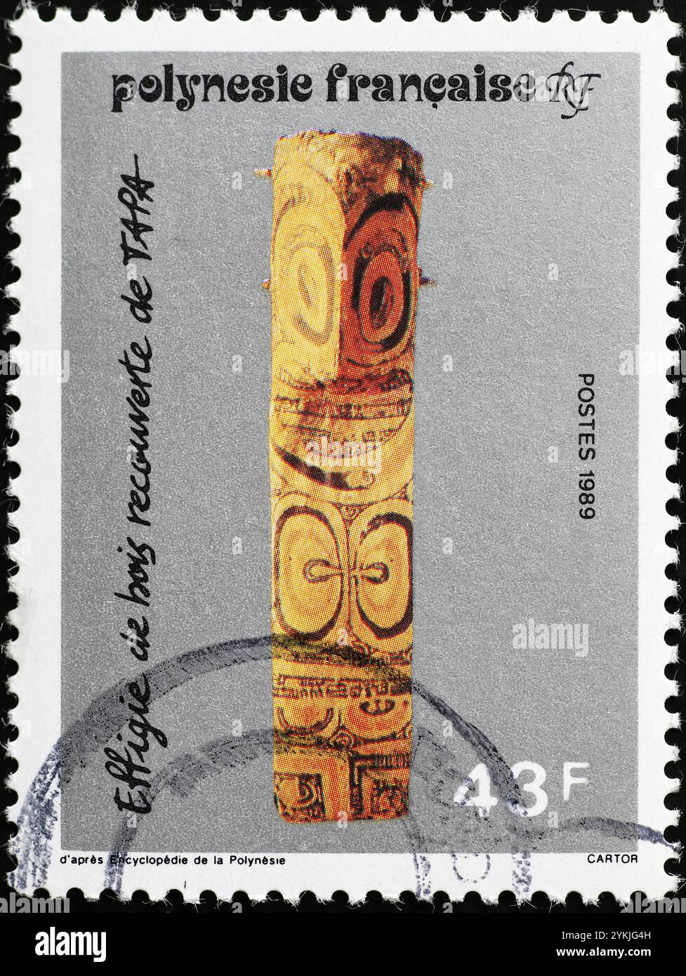 Art polynésien dans une bûche sculptée sur timbre-poste Banque D'Images
