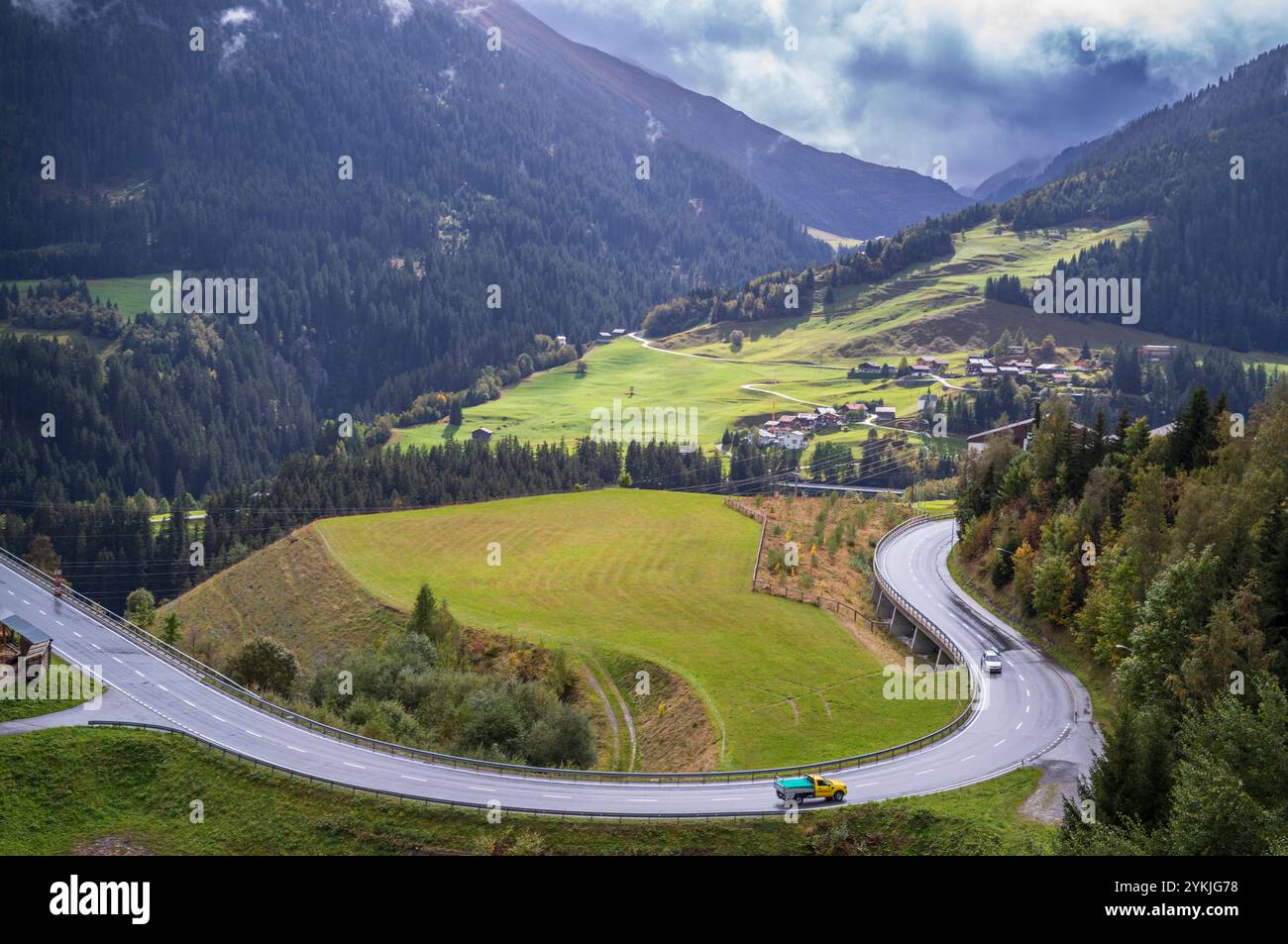 Route alpine en boucle vue depuis le train Glacier Express en Suisse. Banque D'Images