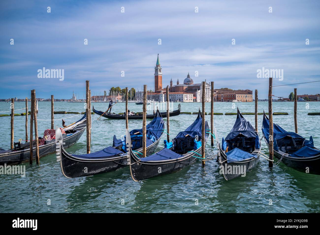 Vue sur Basilica di San Pietro di Castello avec gondoles à Venise, Italie. Banque D'Images
