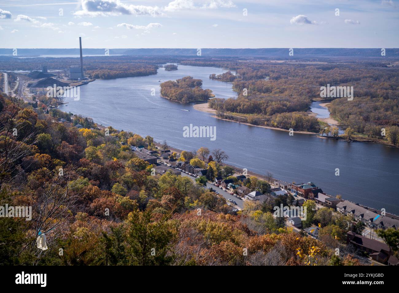 Buena Vista Park au-dessus d'Alma, Wisconsin avec vue sur le fleuve Mississippi au Minnesota et à la centrale à charbon d'Alma. Banque D'Images