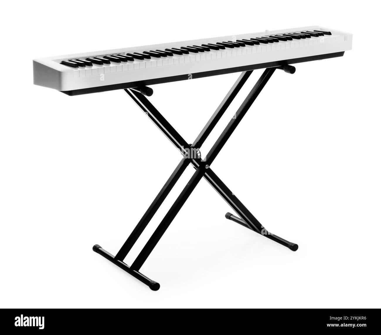 Un synthétiseur isolé sur blanc. Instrument de musique électronique Banque D'Images