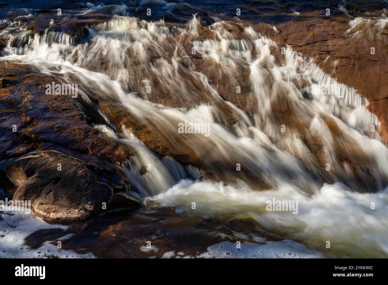 Photographie prise au parc d'État de Gooseberry Falls, près de Two Harbors, Minnesota, États-Unis, par un bel après-midi d'automne. Banque D'Images