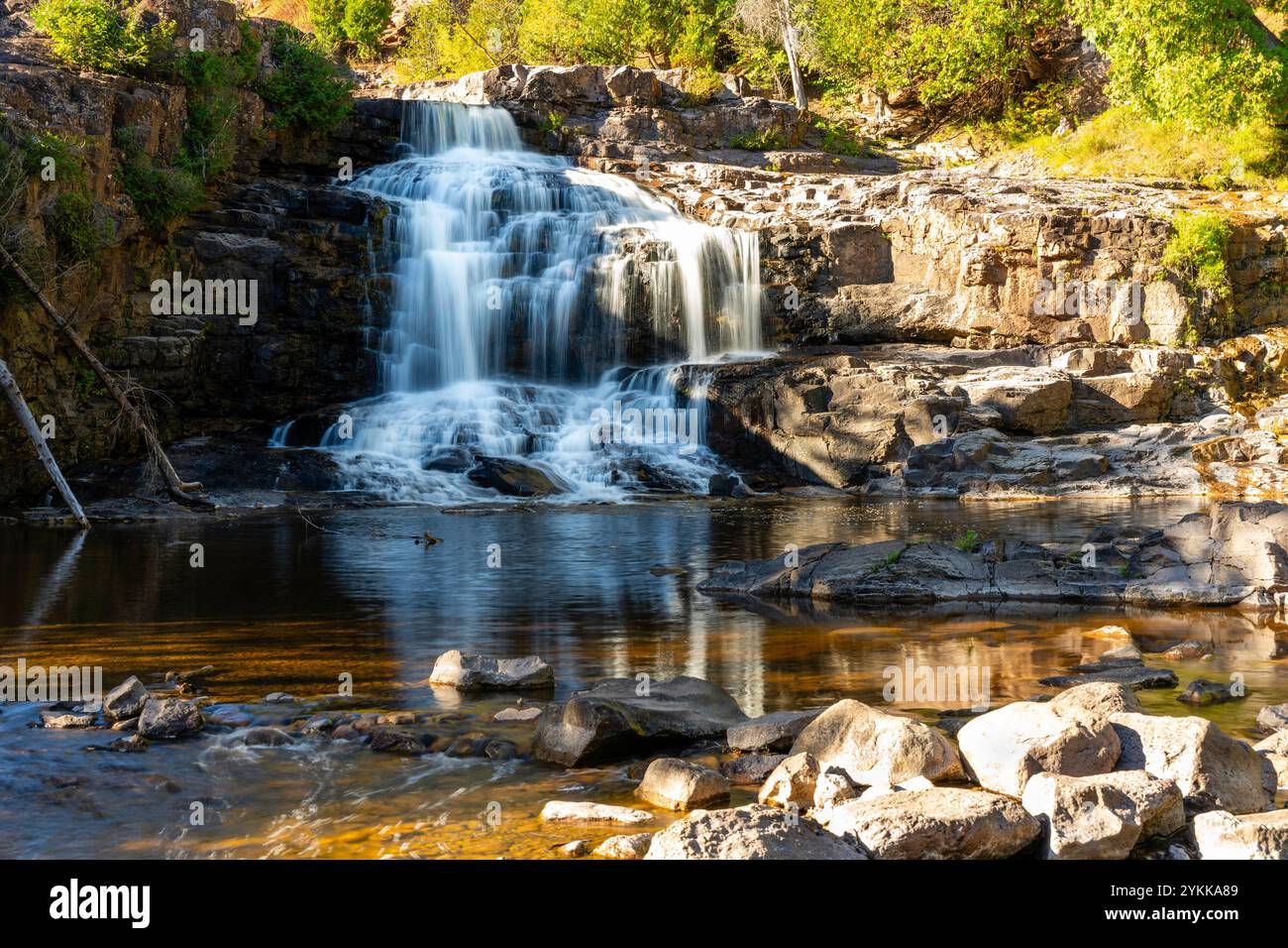 Photographie prise au parc d'État de Gooseberry Falls, près de Two Harbors, Minnesota, États-Unis, par un bel après-midi d'automne. Banque D'Images