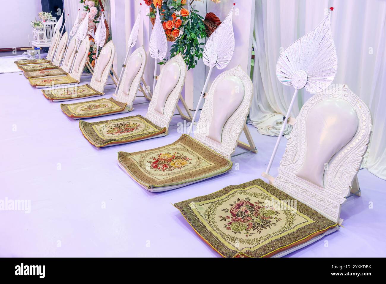 Podium vide avec des sièges pour les moines à s'asseoir pour le rituel de mariage bouddhiste, Thaïlande Banque D'Images