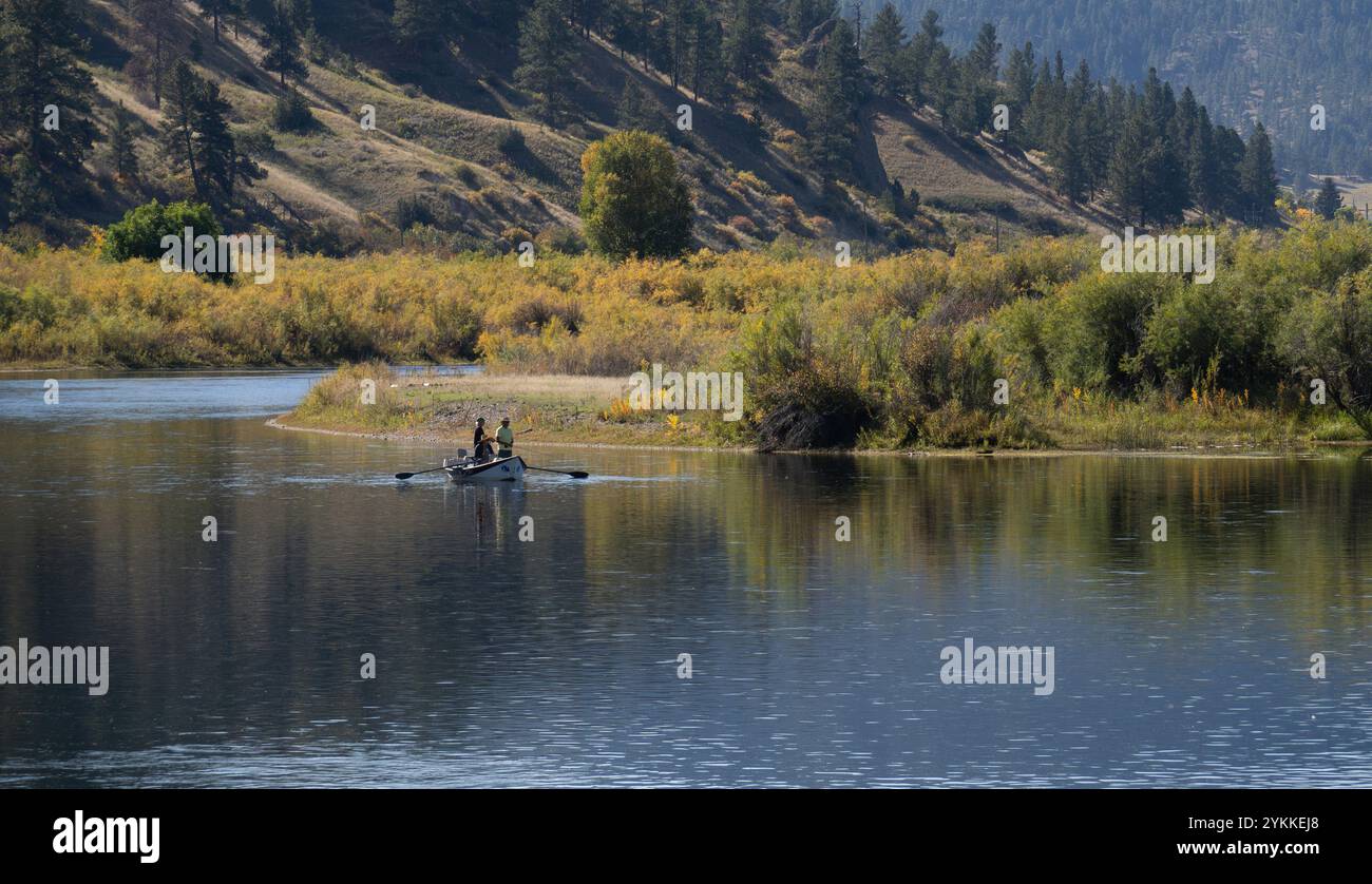 Les hommes pêchent à la mouche à partir d'un bateau à rames dans le fleuve Missouri dans le Montana pendant l'automne. Banque D'Images